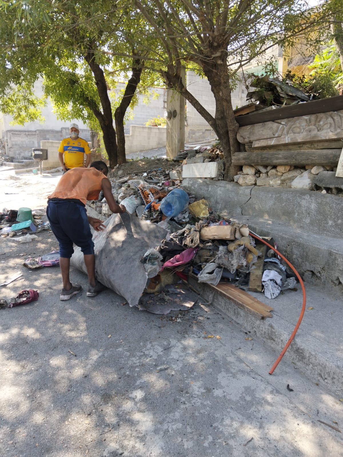 Tira todo un basurero en la calle y termina en el tambo