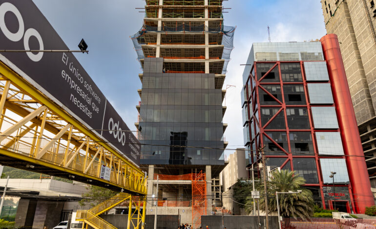 Supervisa gobernador avance en obras del Cuartel General de FC