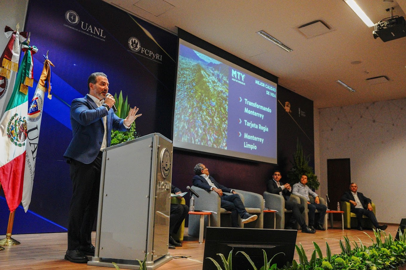 Participa alcalde de Monterrey en Foro de la UANL sobre desafíos municipales