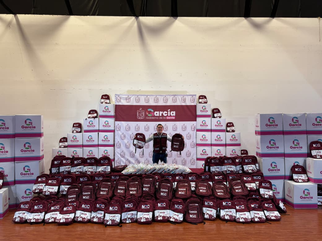 Apoya García economía familiar con 15 mil paquetes escolares gratuitos