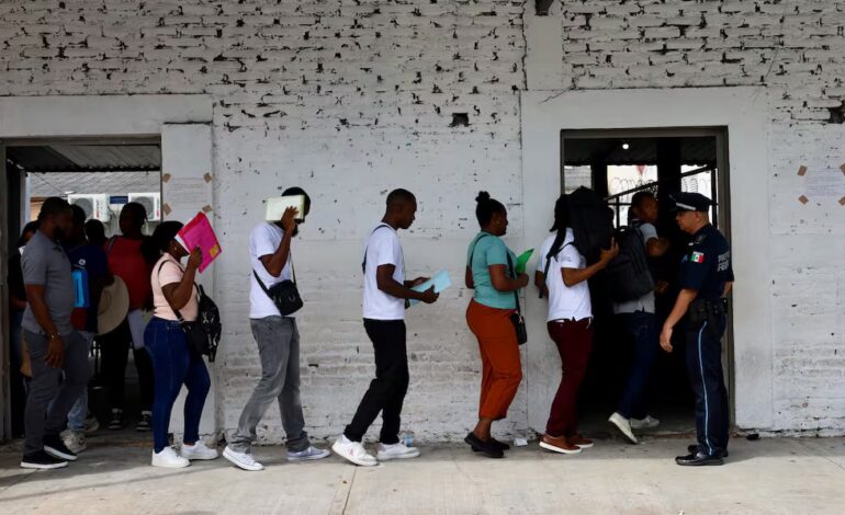 Migrantes en Chiapas denuncian una estela de corrupción en las solicitudes de refugio: “Nos están entregando al crimen organizado”