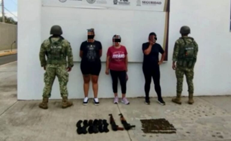 Atoran a tres narcobuchonas con armamento en Culiacán