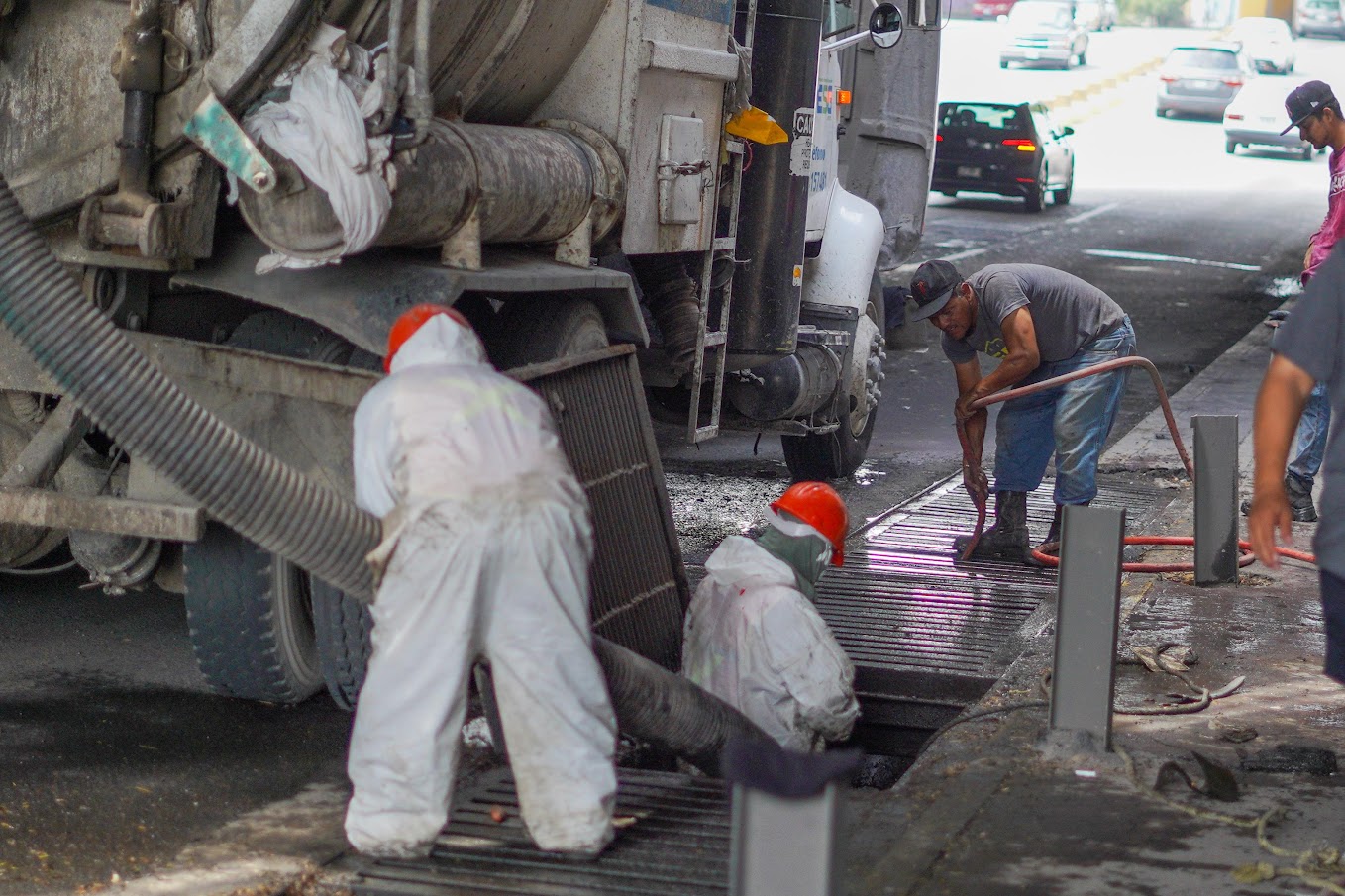 Limpia Monterrey más de 2 mil rejillas pluviales en toda la ciudad