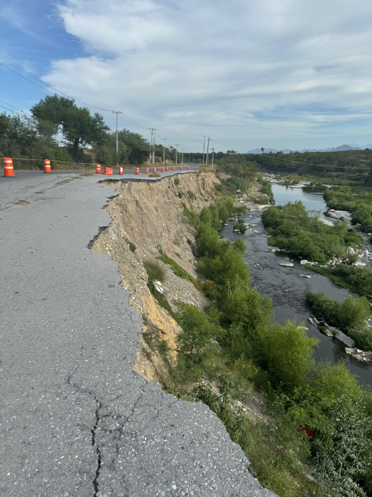 Gestiona Guadalupe reparación de desgajamiento junto al Santa Catarina