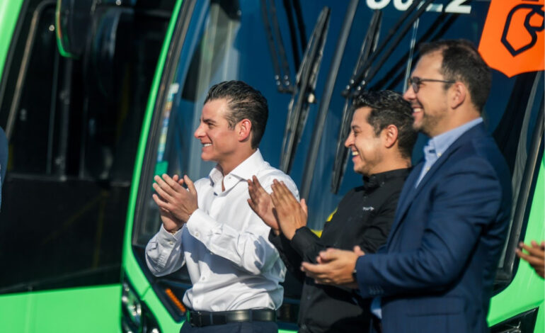 Miguel Flores destaca nueva entrega de camiones para NL