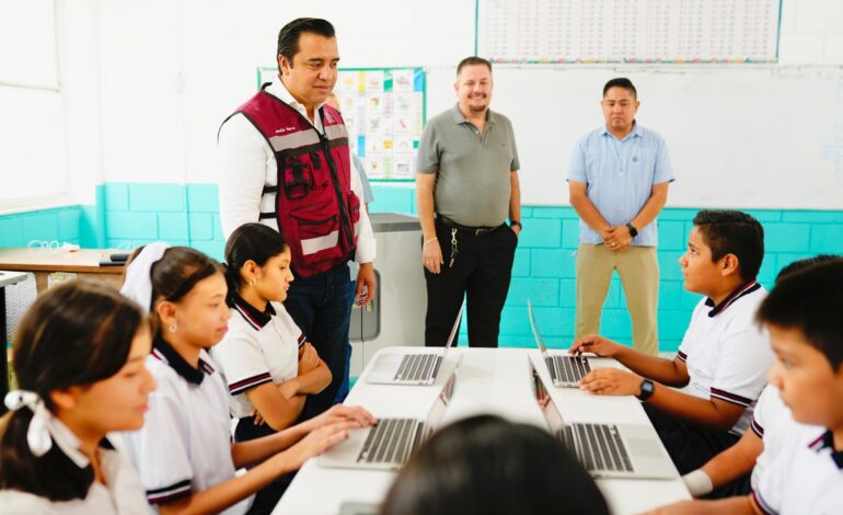 Entrega Nava laptops en escuela primaria