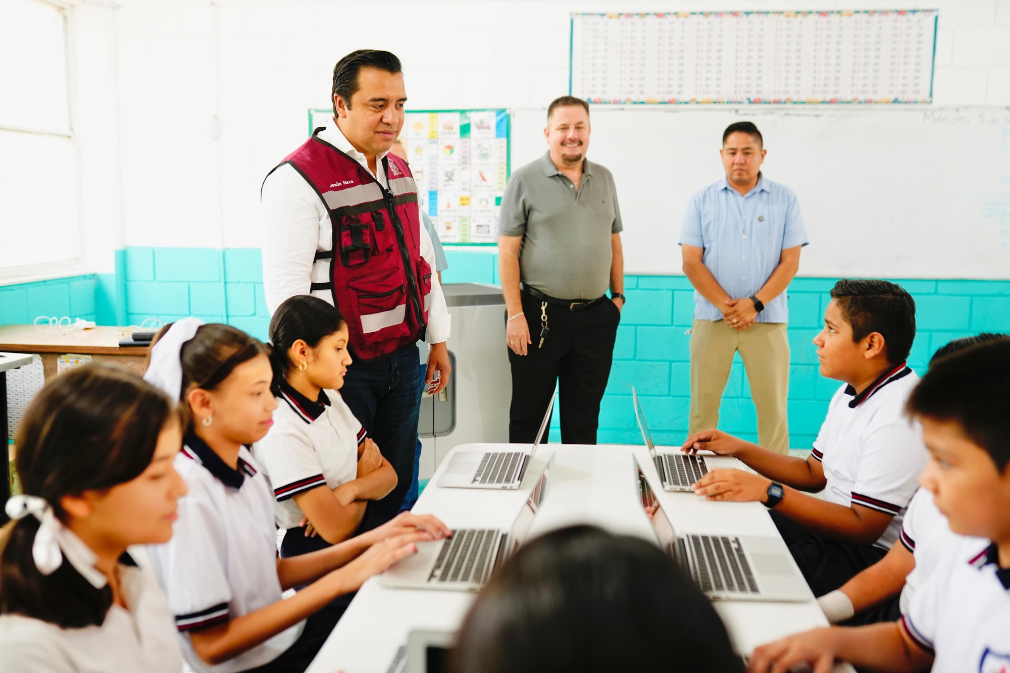 Entrega Nava laptops en escuela primaria
