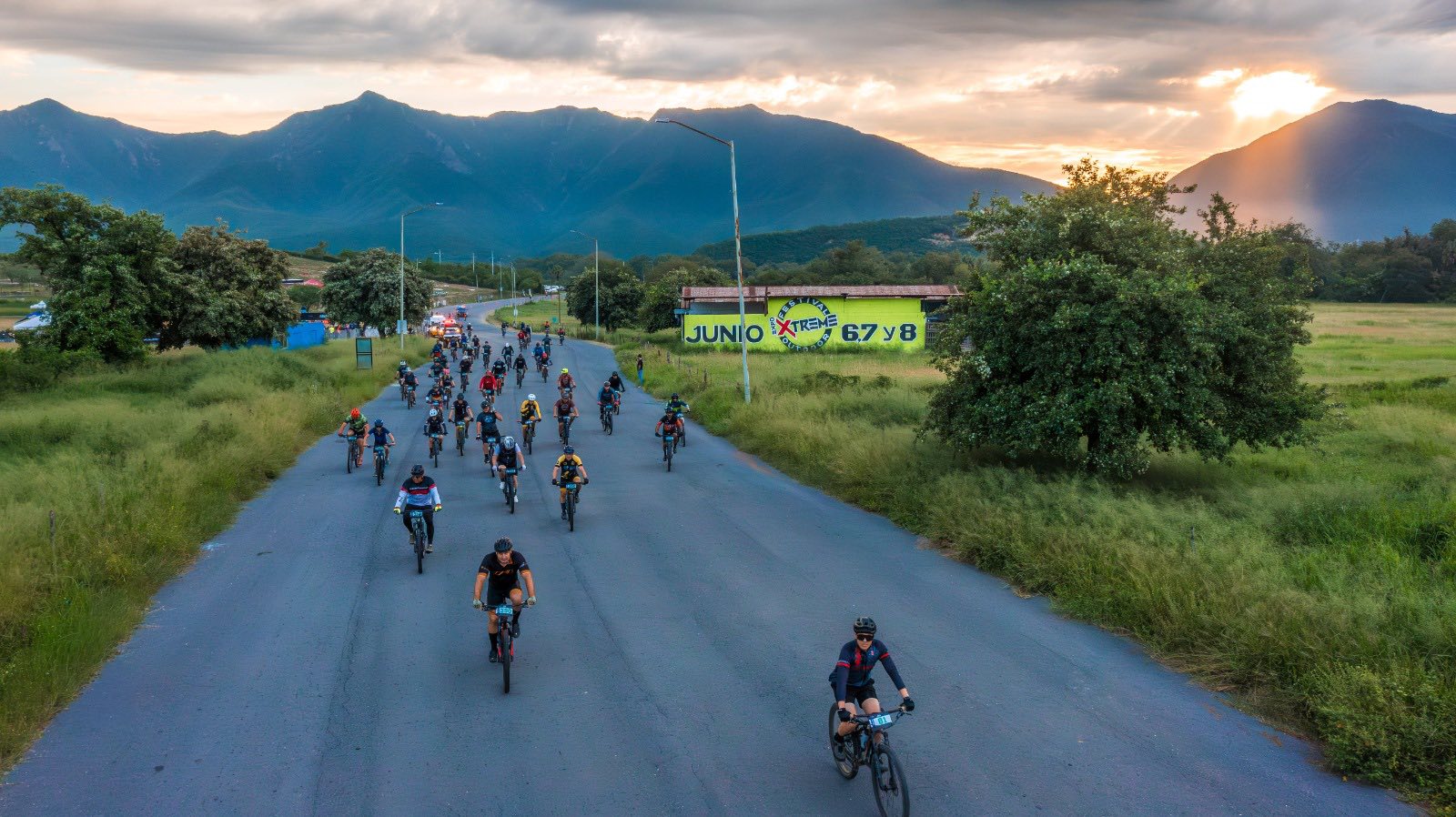 Más de 600 ciclistas participan en la IV Edición de «Montañas Mágicas 2025»