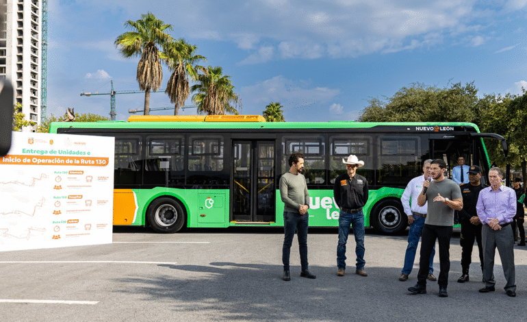 Entrega Gobernador nuevas unidades para ruta 130