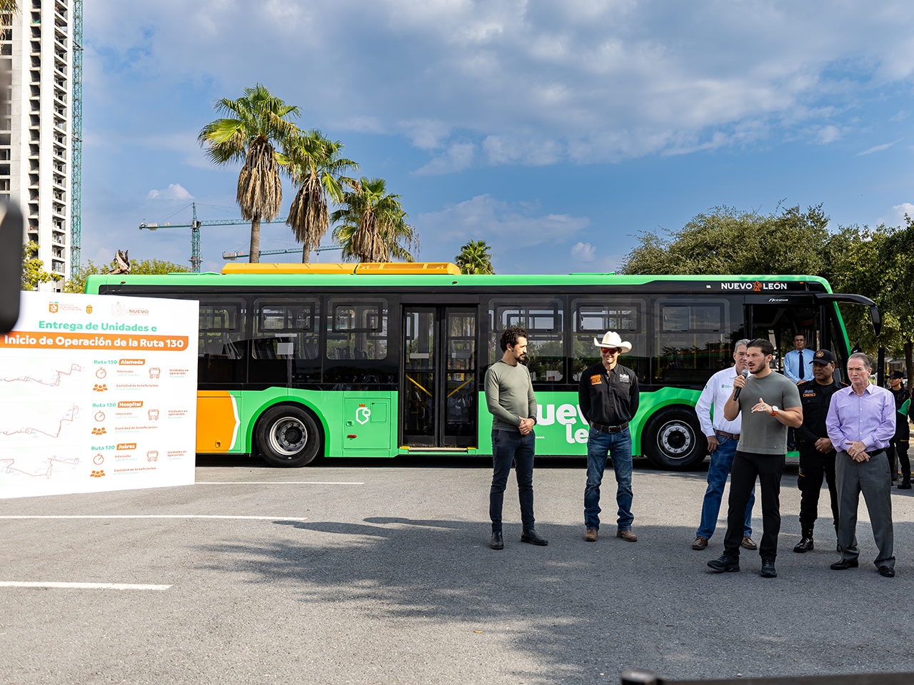 Entrega Gobernador nuevas unidades para ruta 130