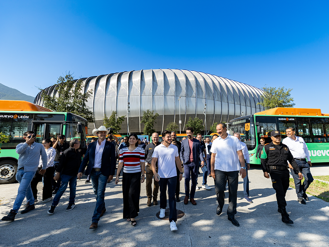 Entrega Samuel García 140 nuevos camiones