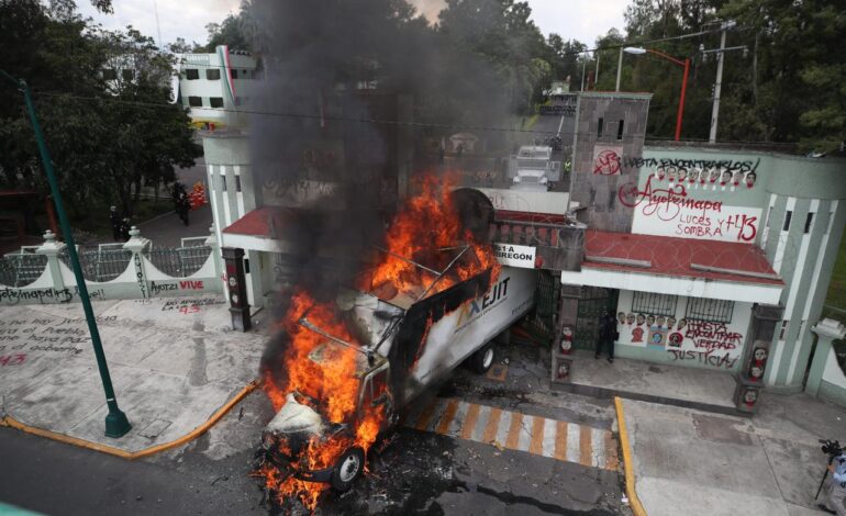 Encapuchados lanzan petardos y queman camión en Puerta 1 de Campo Militar en CdMx