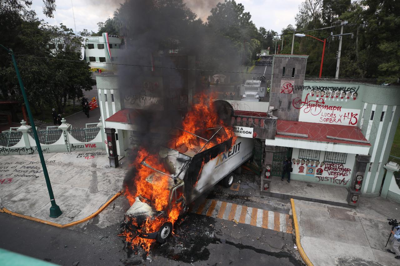 Encapuchados lanzan petardos y queman camión en Puerta 1 de Campo Militar en CdMx