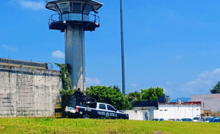 Hallan armas y celulares en 5 Ceresos de Veracruz; quitan a mandos