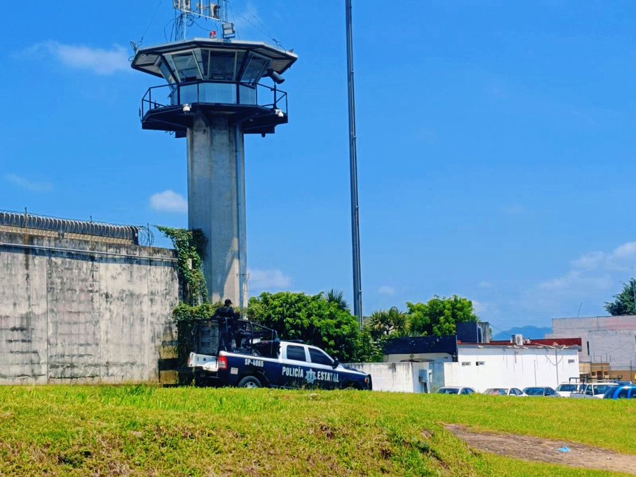 Hallan armas y celulares en 5 Ceresos de Veracruz; quitan a mandos