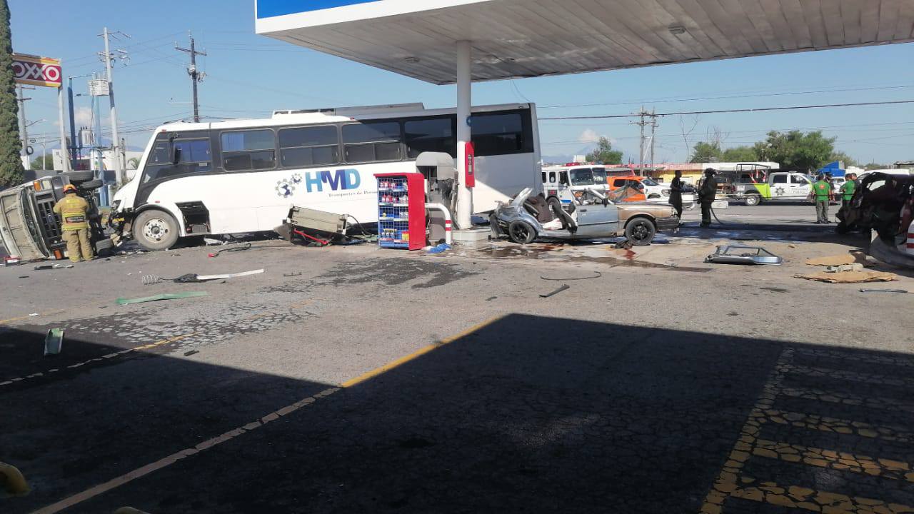 Chofer destroza varios autos con bus tras aparente dormitada en Ciénega