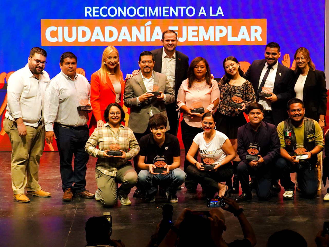 Reconocen a la ciudadanía ejemplar de NL