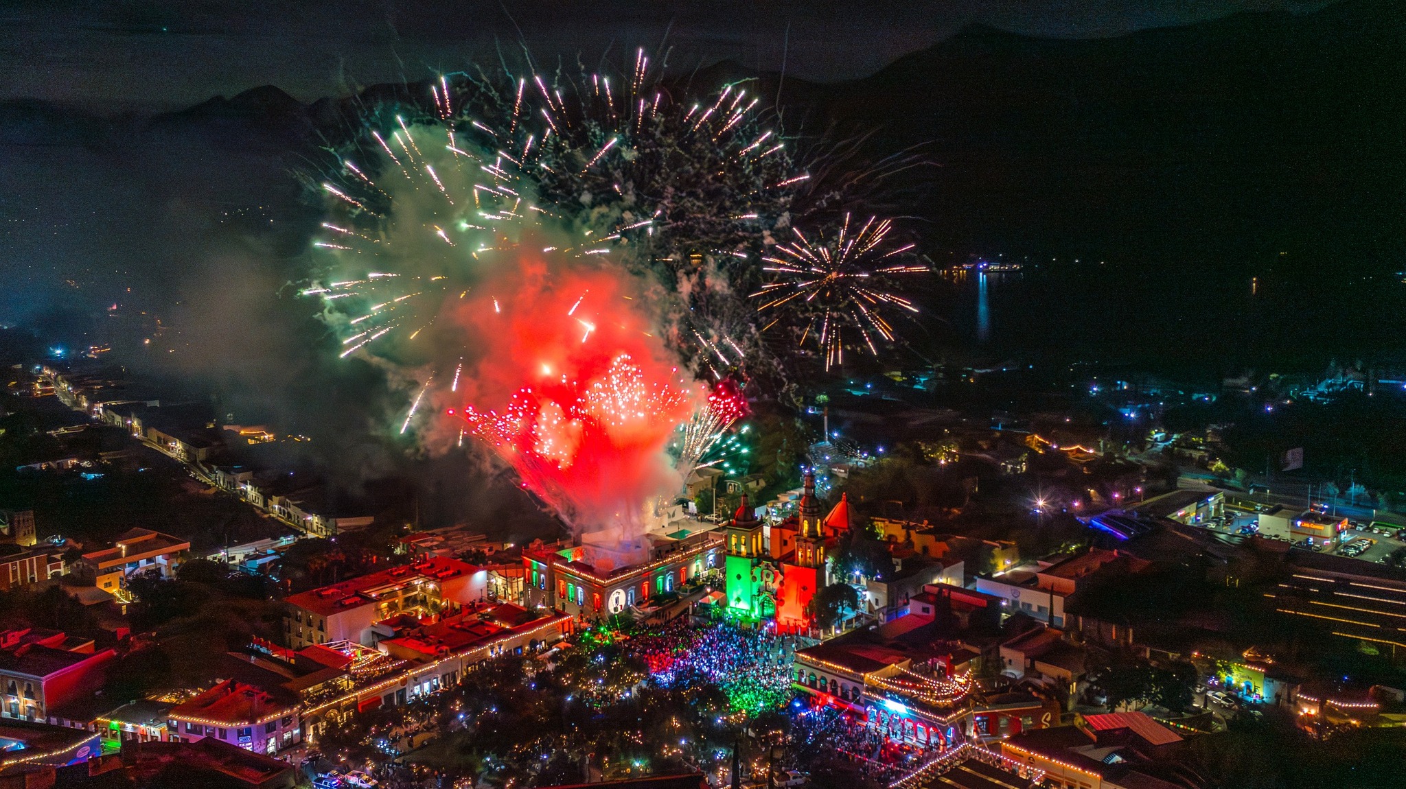 Miles de santianguenses dan el Grito de Independencia junto con el alcalde David de la Peña