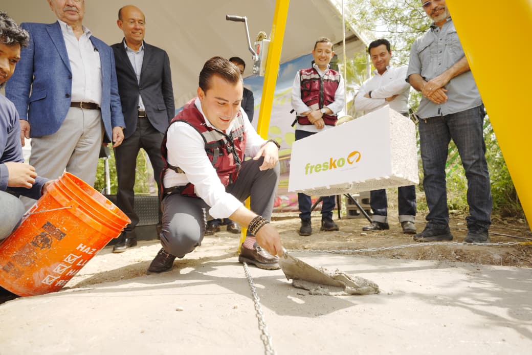 Manuel Guerra Cavazos coloca la primera piedra del Fresko más grande de México en García