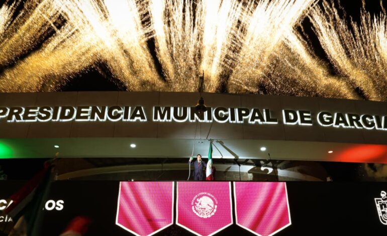 Manuel Guerra Cavazos da El Grito en García ante más de 30 mil asistentes