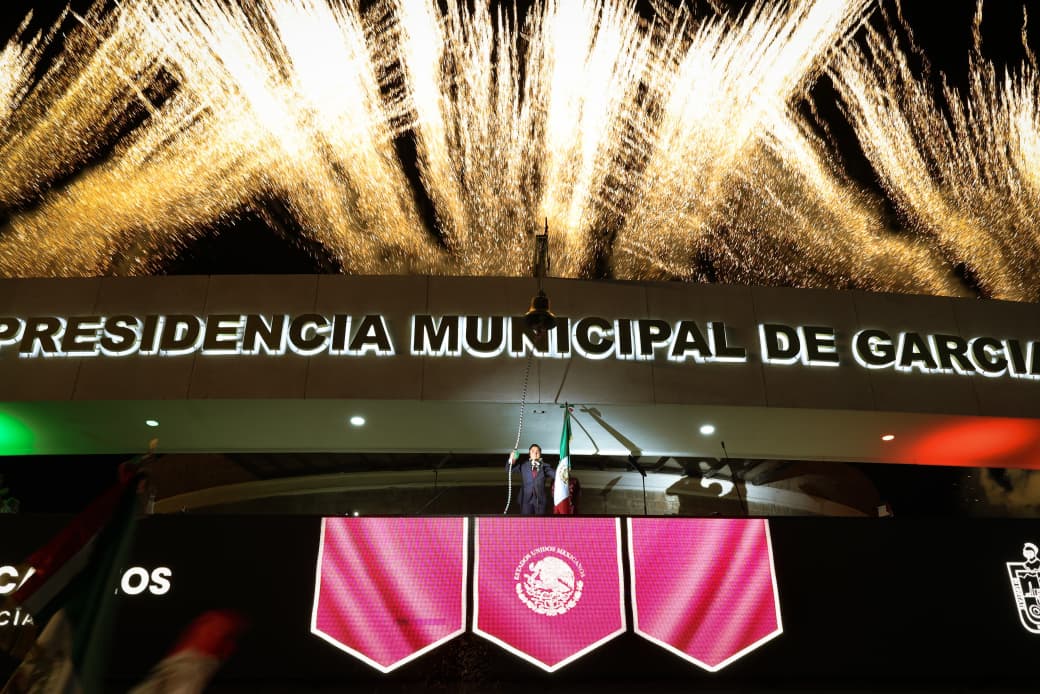 Manuel Guerra Cavazos da El Grito en García ante más de 30 mil asistentes