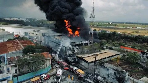 Incendio consume fábrica de lubricantes en Escobedo