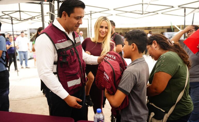 Entrega Nava útiles escolares