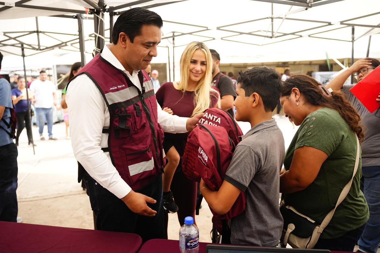 Entrega Nava útiles escolares