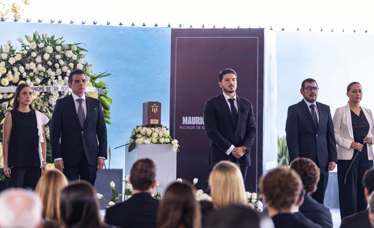 Rinde Samuel García guardia de honor a Mauricio Fernández