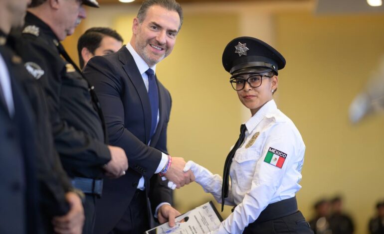 Otorga Monterrey 37 ascensos a policías y tránsitos 