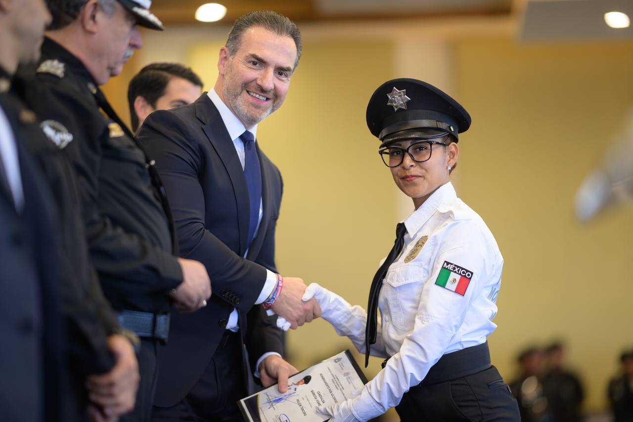 Otorga Monterrey 37 ascensos a policías y tránsitos 
