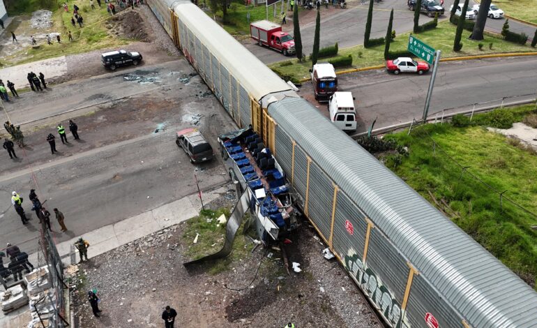 Nueve pasajeros muertos y 41 heridos saldo del choque de bus contra tren en EdoMex