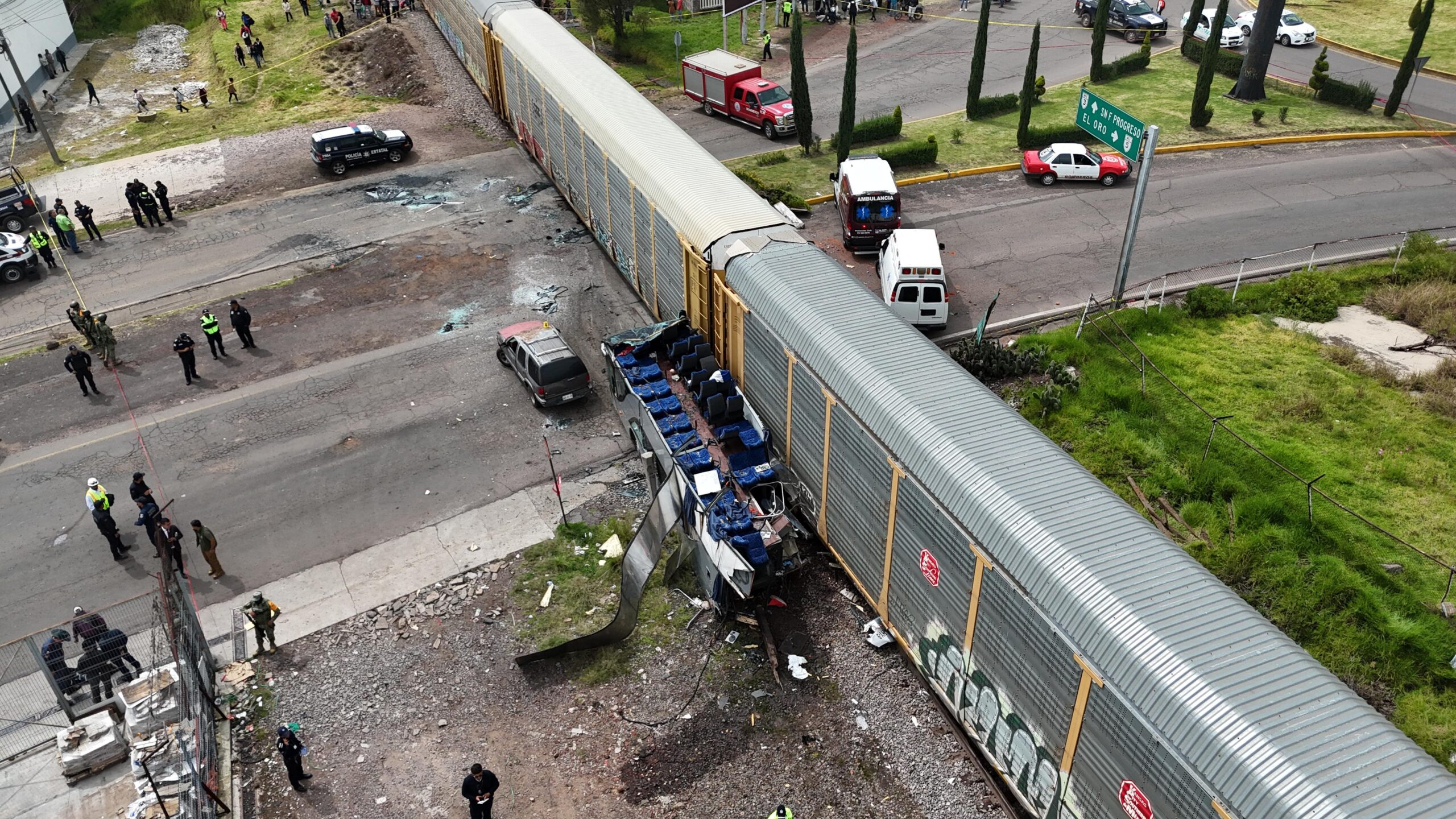 Nueve pasajeros muertos y 41 heridos saldo del choque de bus contra tren en EdoMex