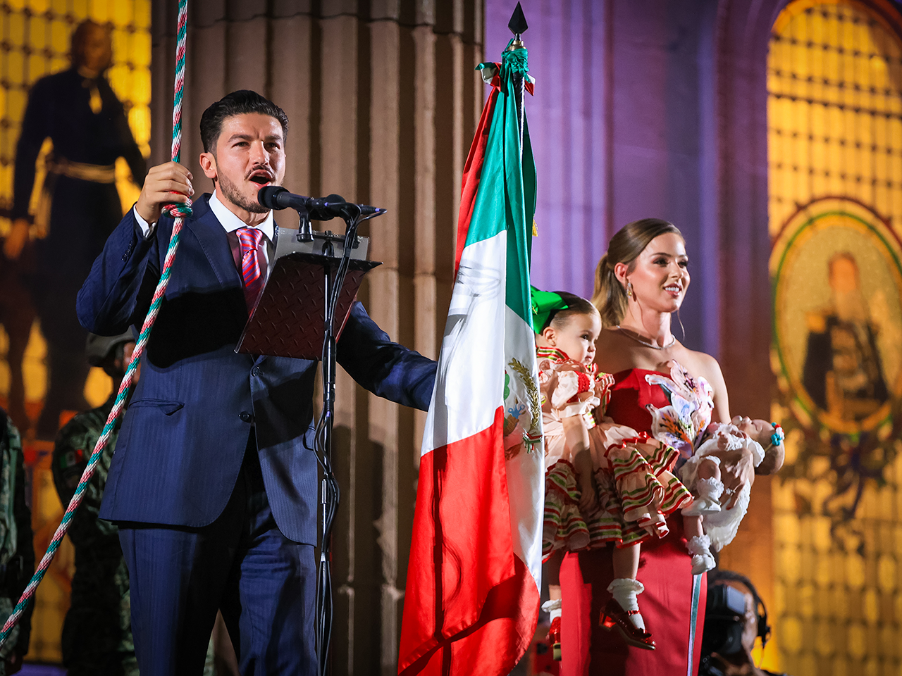 Celebra Gobernador Grito de Independencia en La Macroplaza
