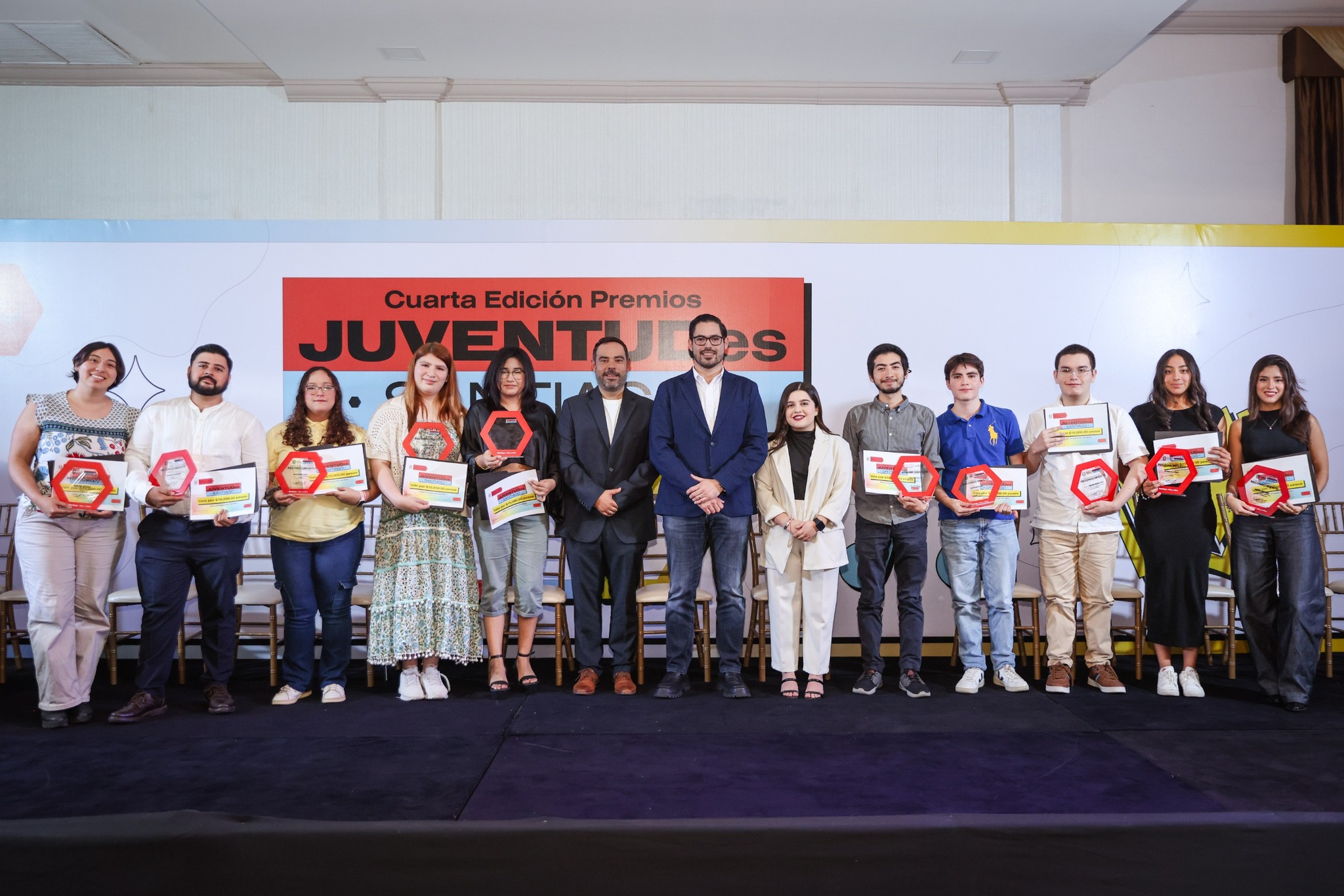 Reconoce David de la Peña a 10 jóvenes con Los Premios Juventudes Santiago 2025