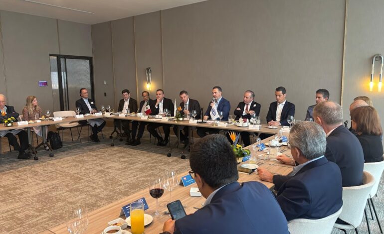 Participa Adrián de la Garza en sesión del Cuerpo Consular en el estado