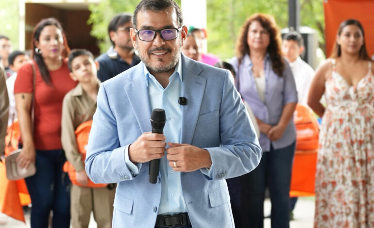 Entregan mil 700 kits escolares a hijos de trabajadores