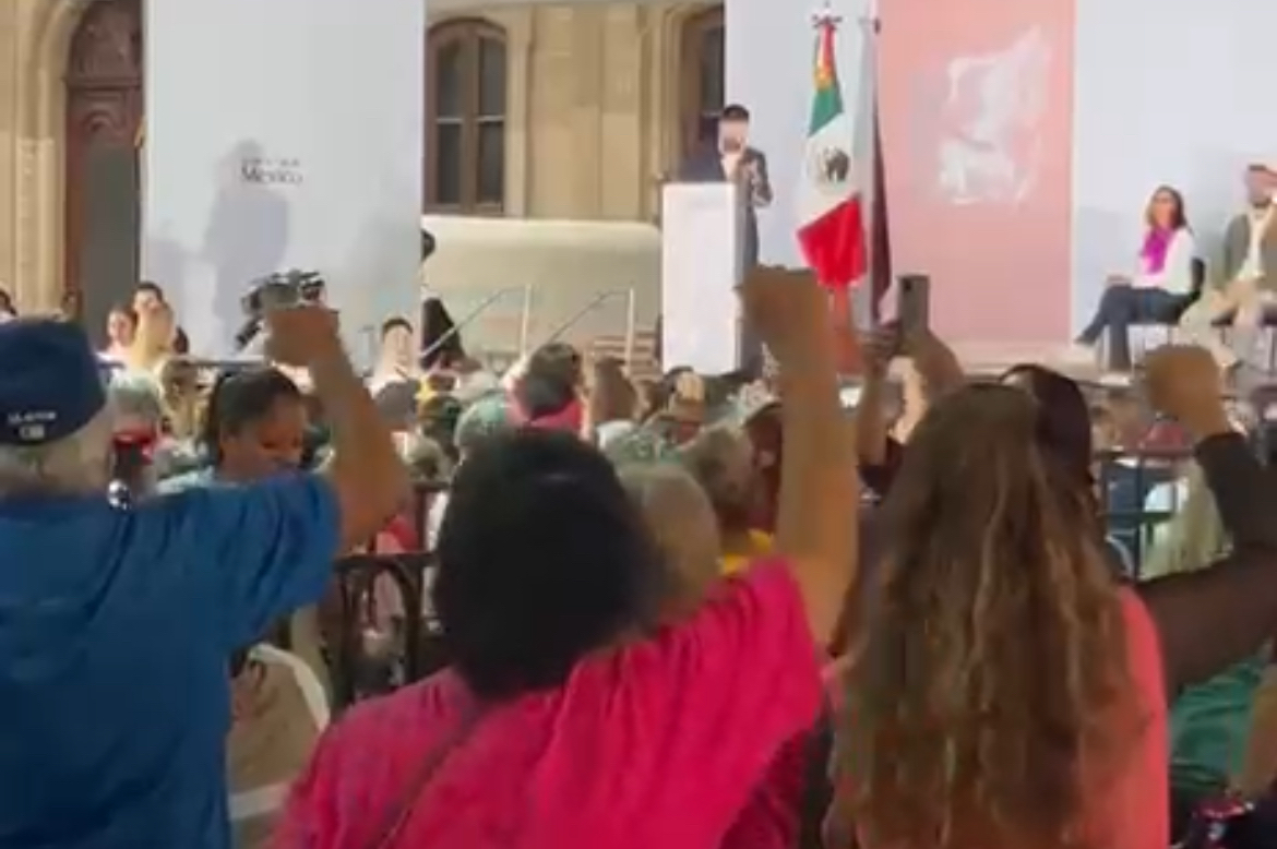 Maestros jubilados, de la estructura morenista, abuchean a Samuel en evento con la Presidente