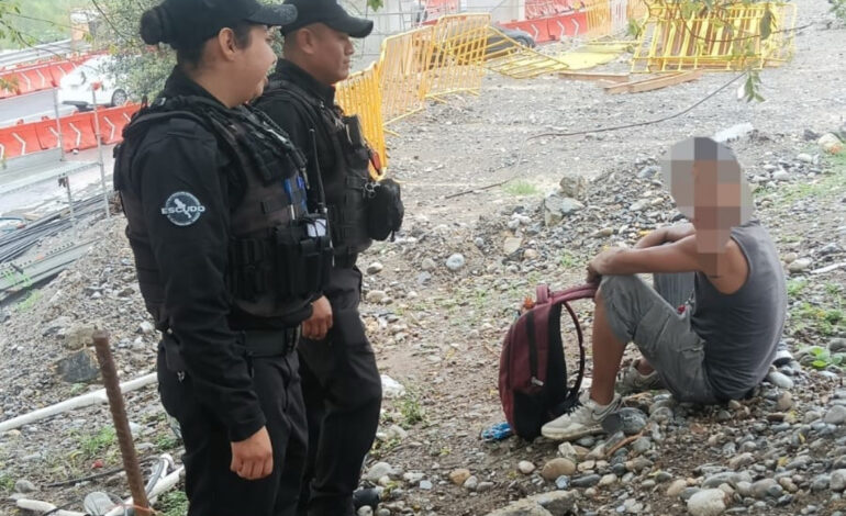 Rescatan a persona de las aguas del Santa Catarina