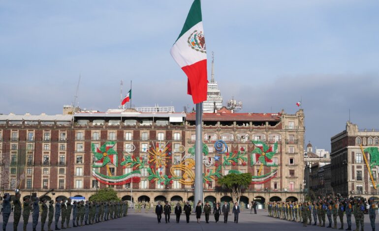Realiza presidenta izamiento de Bandera Nacional en memoria de víctimas de sismos