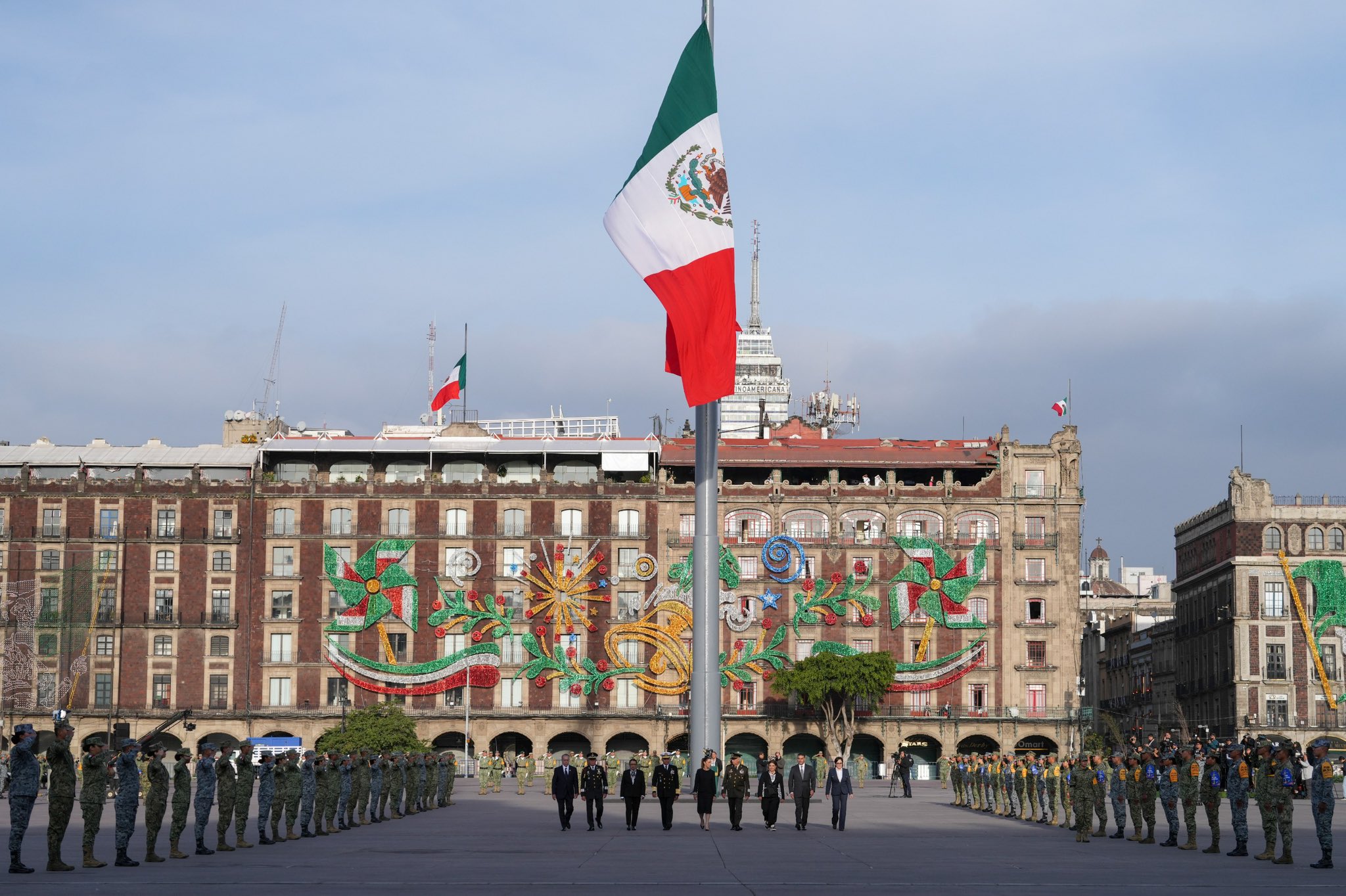 Realiza presidenta izamiento de Bandera Nacional en memoria de víctimas de sismos
