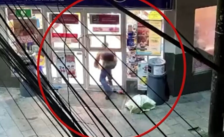 Al salir del Oxxo bien cargado, el comité de recepción no le gustó… eran policías (VIDEO)