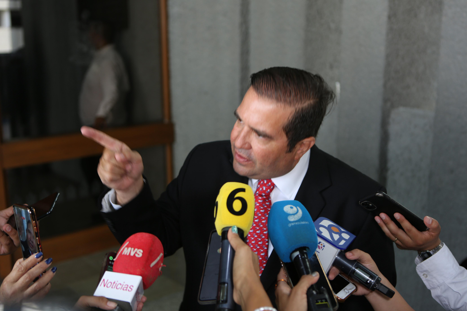 Líder estatal del PRI responde y dice que es el Gobernador quien condiciona los apoyos