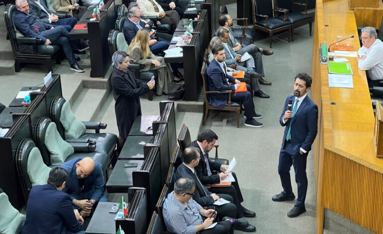 Salió bien librado Hernán Villarreal de su visita al Congreso para la glosa
