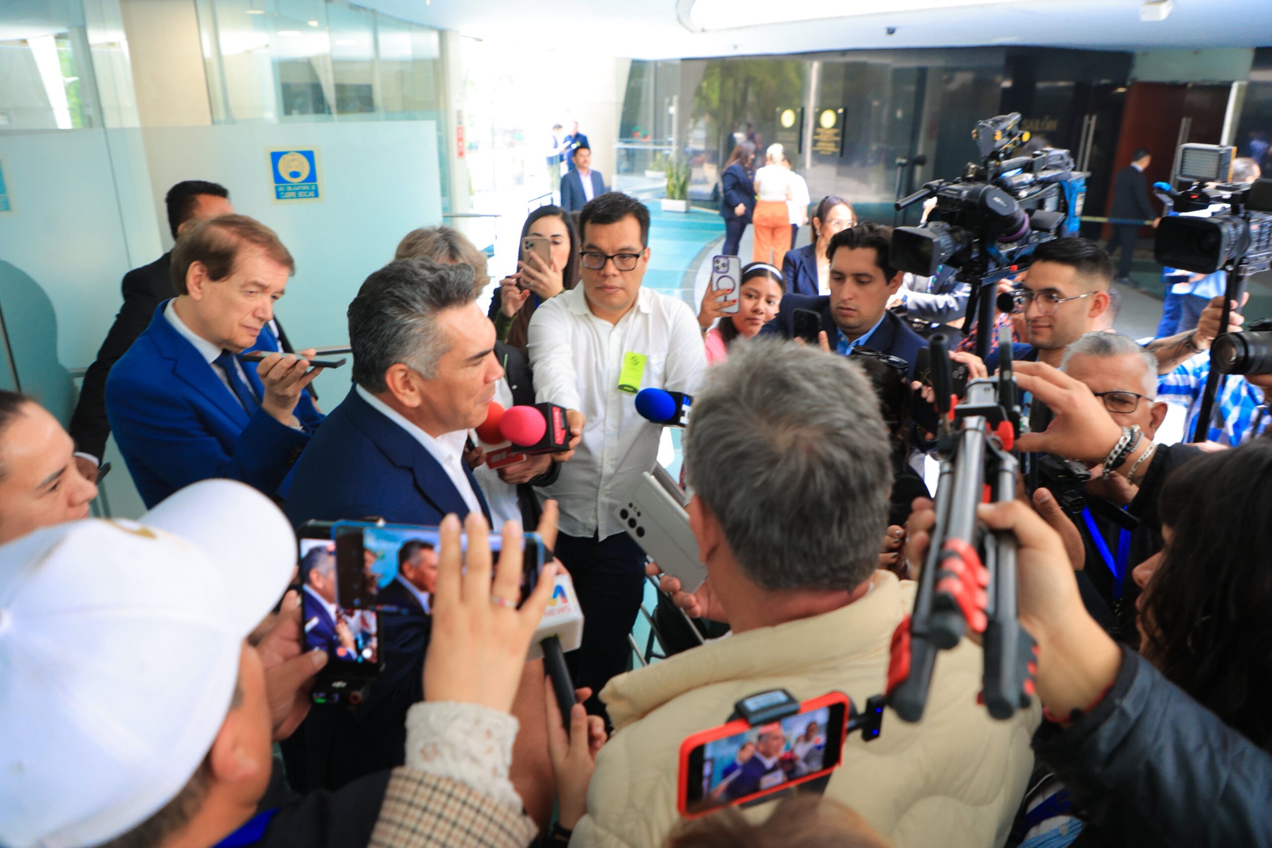 Anuncia «Alito» que denunciará a Sheinbaum en México y el extranjero por abuso de poder en M