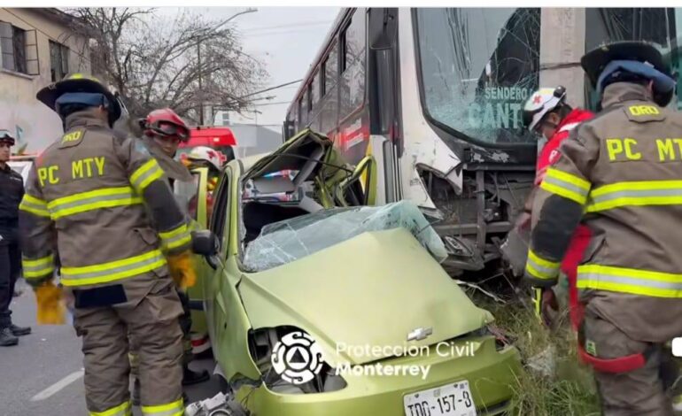 Muere conductora en choque contra bus en Centro de Monterrey
