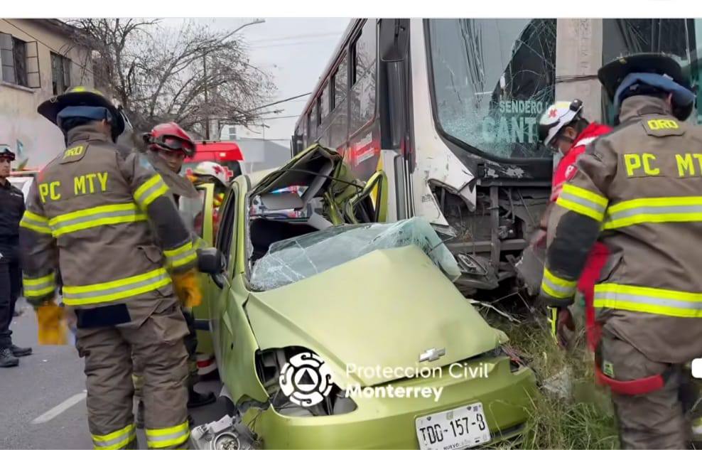 Muere conductora en choque contra bus en Centro de Monterrey