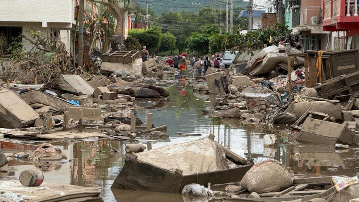 A una semana de la inundación en Poza Rica, viviendas siguen entre el agua y el lodo