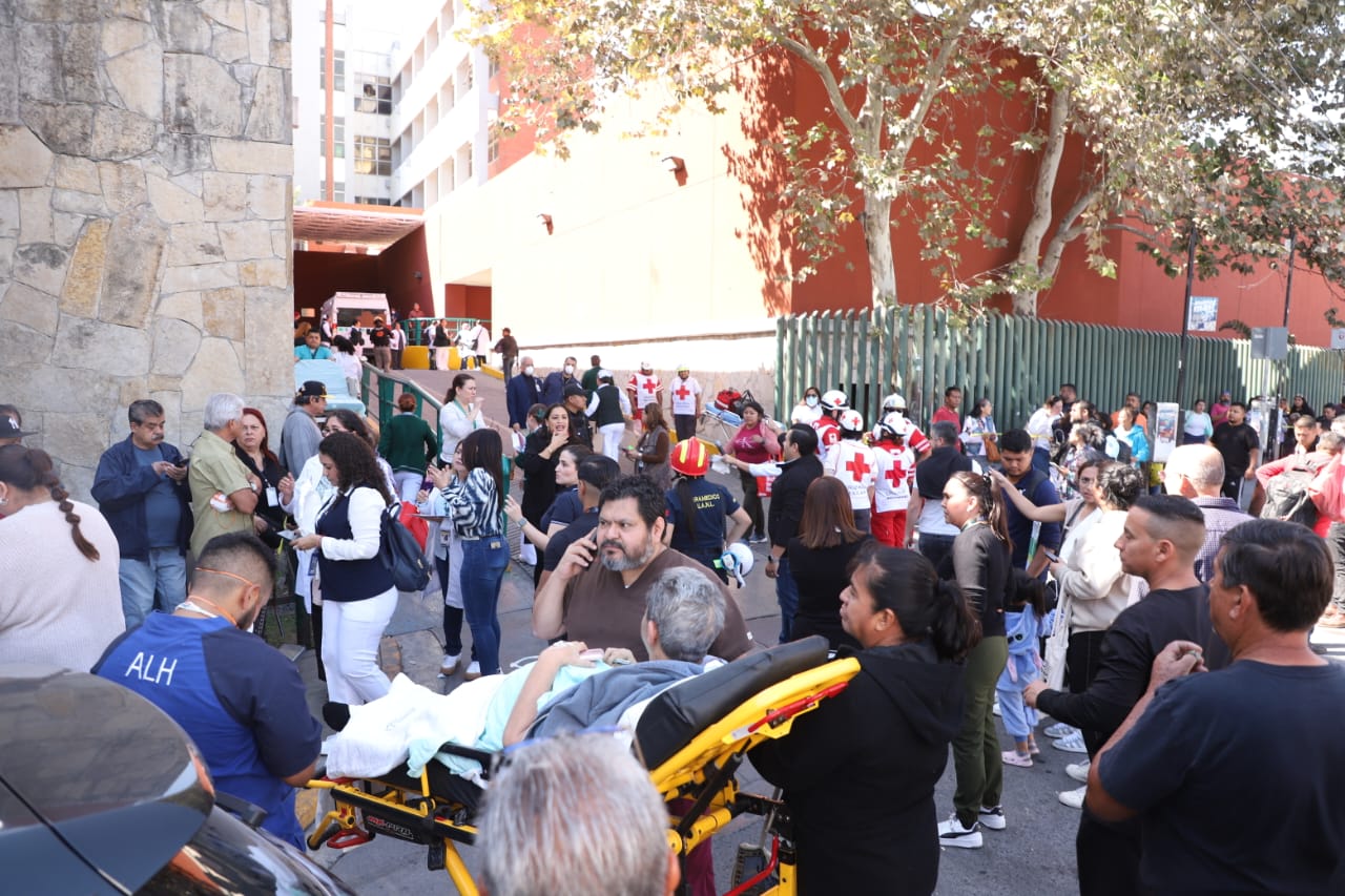 Desalojan a 200 personas de Clínica 2 del IMSS por incendio en consultorio