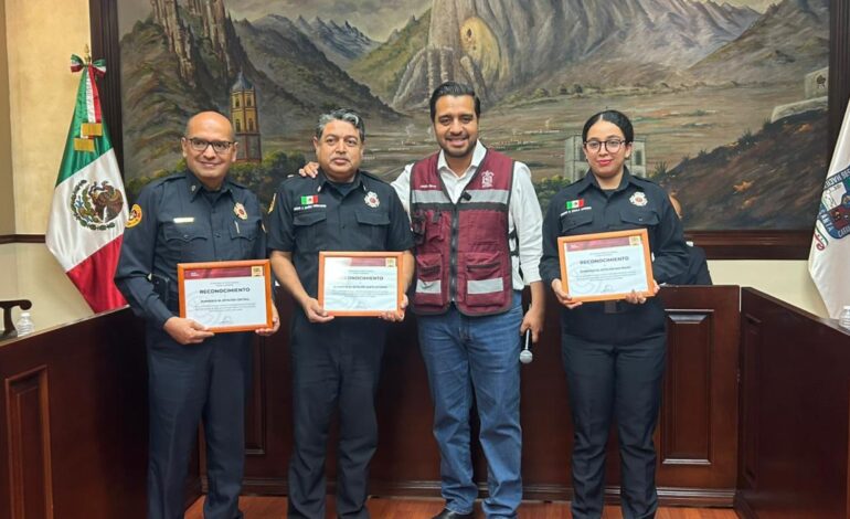 Reconoce Nava ciudadanos y elementos que ayudaron a familias y sofocaron incendio